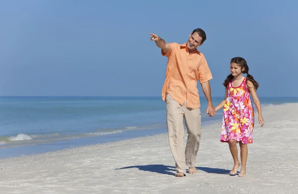 Vader en dochter wandelen bedrijf handen op strand — Stockfoto