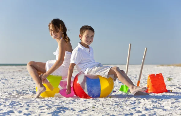 Děti, chlapec a dívka, hrající na pláži — Stock fotografie