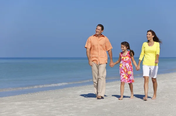 Mutlu anne, baba ve kızı plajda aile yürüyüş — Stok fotoğraf