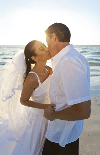Mariée et marié couple embrasser au coucher du soleil plage mariage — Photo