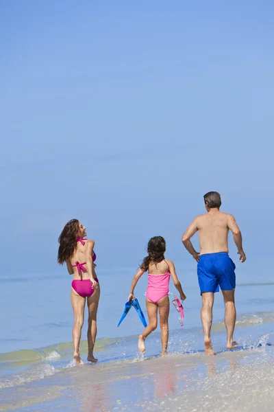 Famille mère, père et enfant Dahughter courant sur la plage — Photo