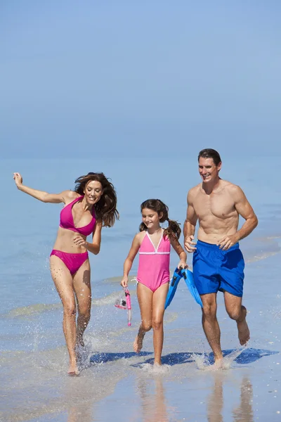 Matka, otec & dahughter rodina dítě běží na pláži — Stock fotografie