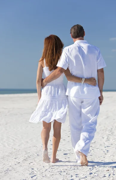 Para spacerująca w pustej plaży — Zdjęcie stockowe