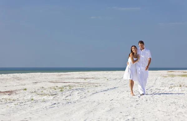 Romantische Man & vrouw paar lopen op een lege strand — Stockfoto
