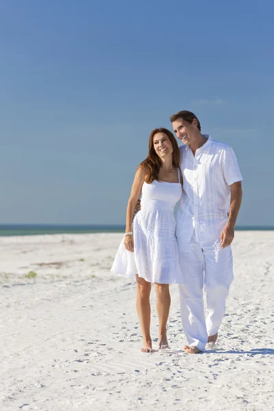 Casal romântico andando em uma praia vazia — Fotografia de Stock