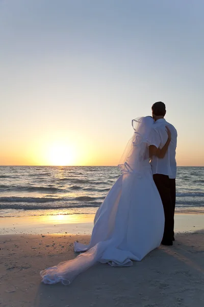 Наречена & нареченого заміж Весільний пара пляж заходу сонця — стокове фото