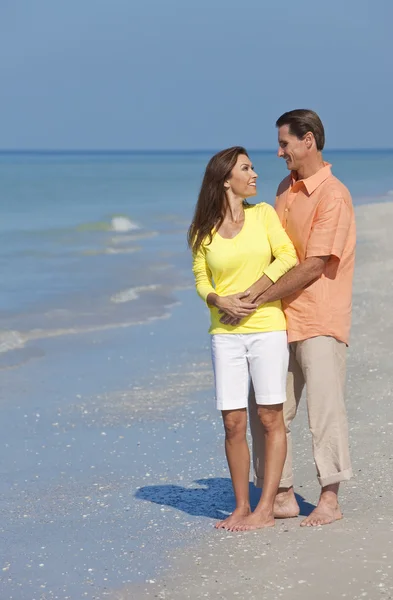 Felice, uomo e donna coppia abbracciare su una spiaggia vuota — Foto Stock