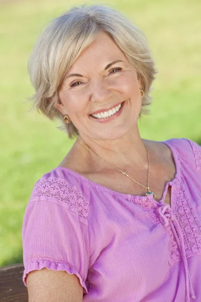 Atraktivní starší žena s úsměvem — Stock fotografie