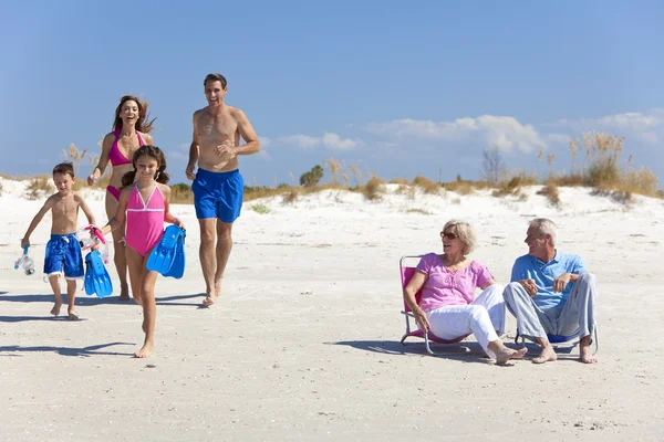 母親、父親子供 & 祖父母家族のビーチ — ストック写真