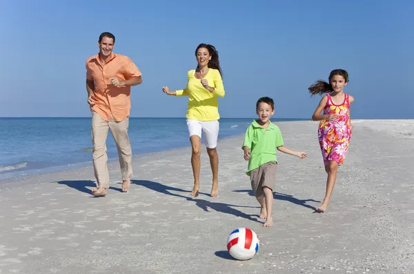 Mère, père et enfants Courir en famille avec le football sur Beac — Photo