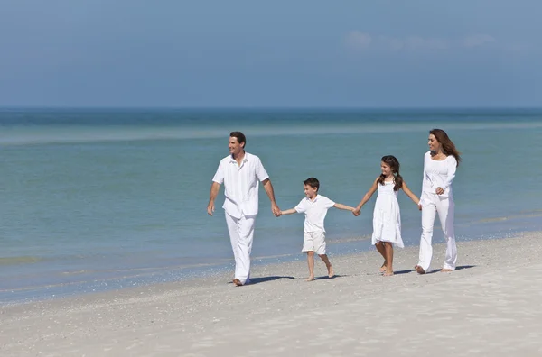 Matka, otec i děti rodinné procházky držení rukou na beac — Stock fotografie
