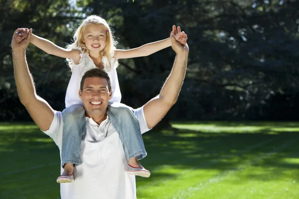 Pappa med dotter på axlar att ha roligt i en park — Stockfoto