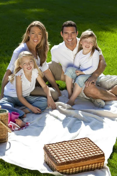 Lycklig familj ha picknick i en park — Stockfoto