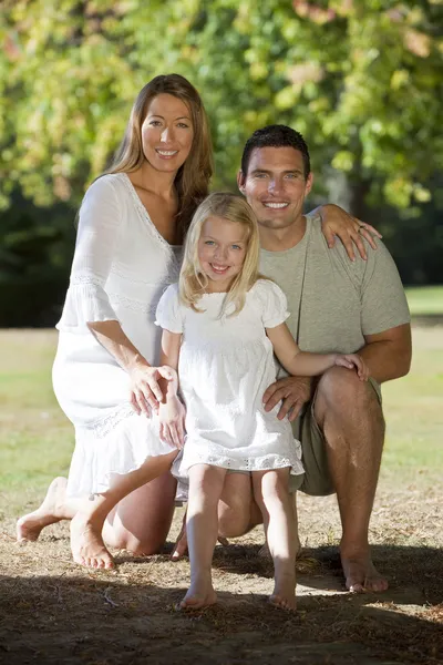 Gelukkige familie samen in een park — Stockfoto