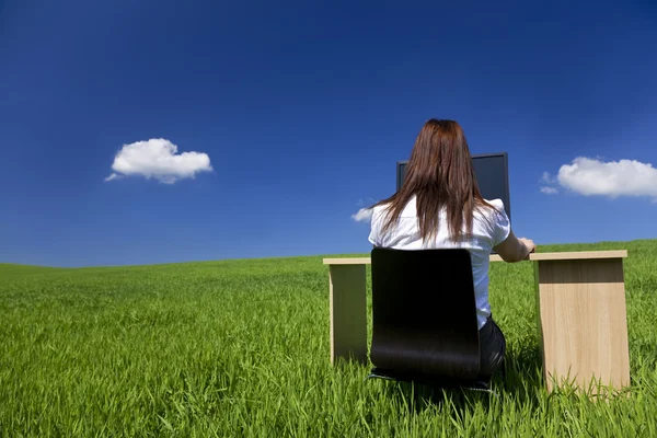 Business concept shot van een mooie jonge vrouw ontspannen bij een bureau in een gr — Stockfoto