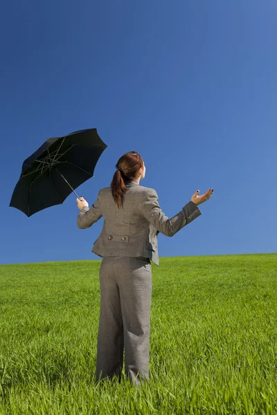 Concept d'entreprise Femme Dans Un Champ Vert Avec Un Parapluie — Photo