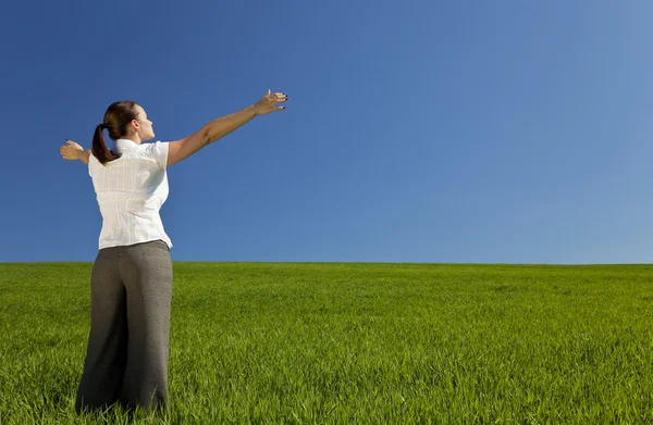 Genç kadın yeşil alana kutluyor — Stok fotoğraf