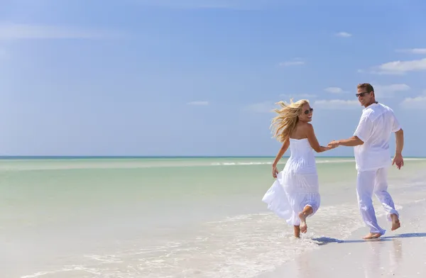 Happy Young Couple Running Holding Hands on A Tropical Beach — Stock Photo, Image