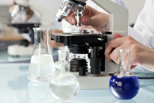 Επιστήμονας χρησιμοποιώντας μικροσκόπιο σε εργαστήριο ιατρικής έρευνας — Φωτογραφία Αρχείου