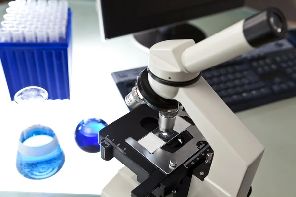 Microscopio, computer e attrezzature di ricerca scientifica in Labora — Foto Stock