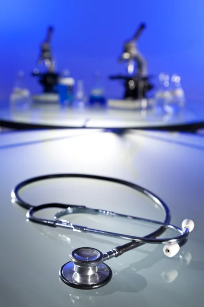 Stetheskop und Mikroskope im medizinischen Forschungslabor — Stockfoto