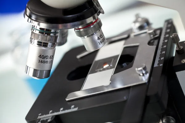 Nærme mikroskopet i et vitenskapelig forskningslaboratorium – stockfoto