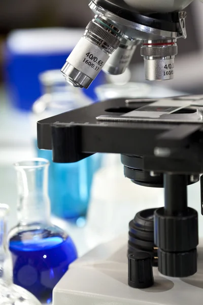Microscopio in un Laboratorio di Ricerca Scientifica con Flasks — Foto Stock