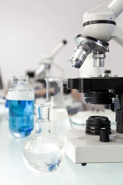 Mikroskop und medizinische Forschungsgeräte in einer wissenschaftlichen Platte — Stockfoto