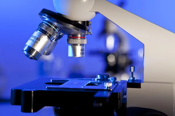 Microscoop in wetenschappelijk onderzoekslaboratorium — Stockfoto