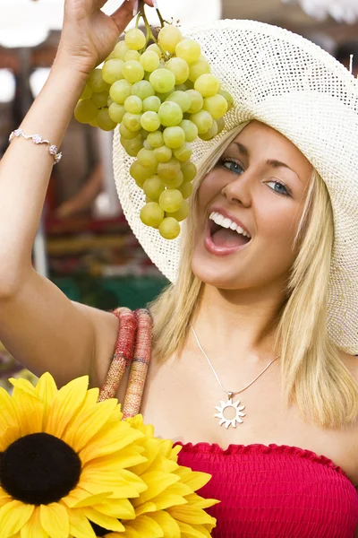 市場でブドウを食べる — ストック写真