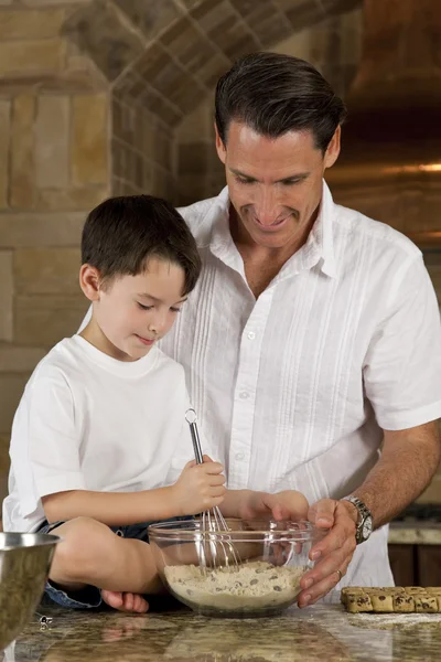 Padre e hijo en cocina cocinando galletas para hornear — Foto de Stock