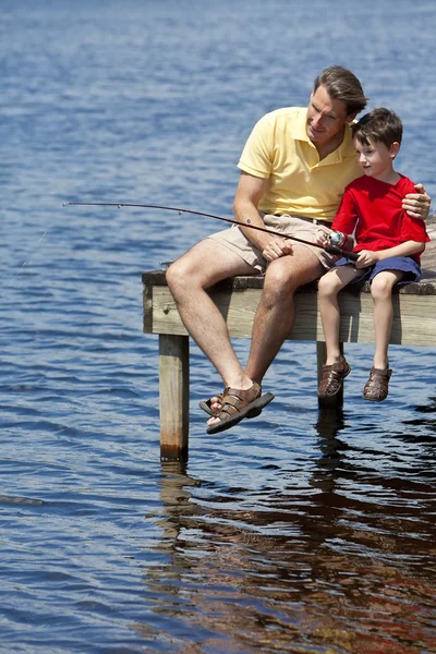 Padre pescando con su hijo en un muelle — Foto de Stock