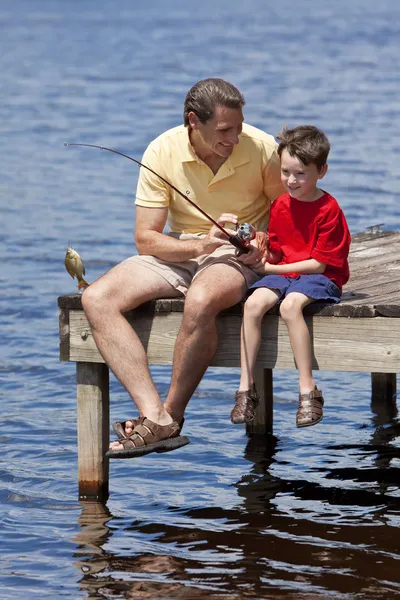 父亲和他的儿子在码头上钓鱼 — 图库照片