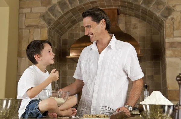 Pai e filho na cozinha Cozinhar Bolinhos — Fotografia de Stock