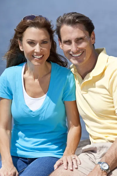 Счастливая пара мужчин и женщин среднего возраста, сидящих вне дома — стоковое фото