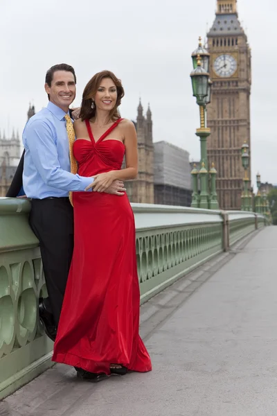 Romantiska par på westminster bridge av big ben, london, englan — Stockfoto
