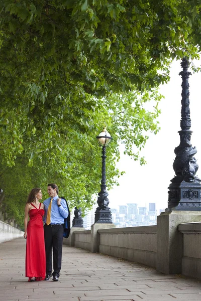 Romantiska par anläggning händer i london, england — Stockfoto