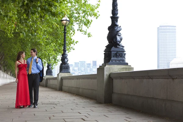 Romantiska par anläggning händer i london, england — Stockfoto