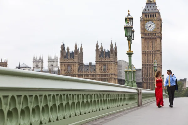 Couple romantique sur le pont de Westminster par Big Ben, Londres, Angleterre — Photo
