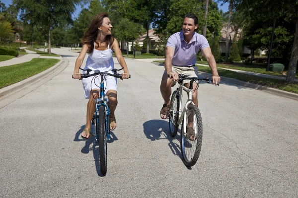 浪漫的男人和女人情侣一起骑自行车 — 图库照片