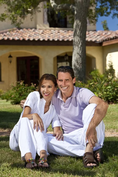 Счастливая пара мужчин и женщин среднего возраста, сидящих вне дома — стоковое фото