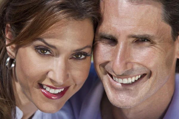 Bem sucedido feliz meia-idade homem e mulher casal retrato — Fotografia de Stock