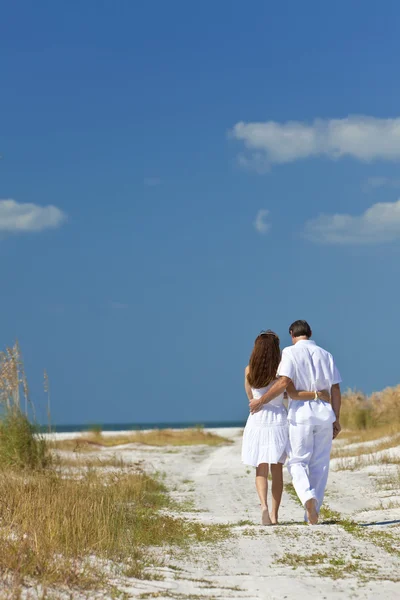 空的沙滩上散步的情侣 — 图库照片