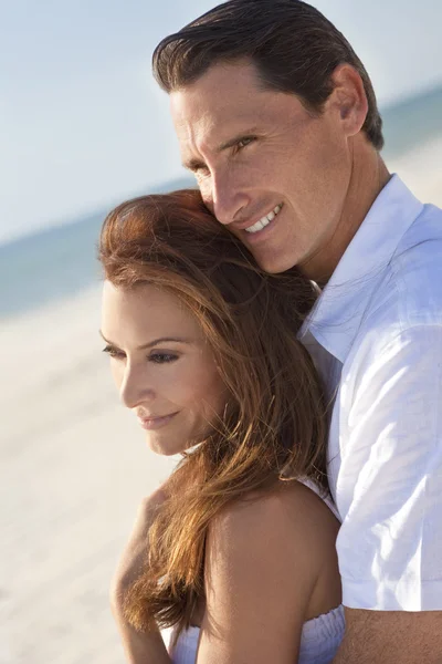 Romantický pár na pláži všeobjímající — Stock fotografie