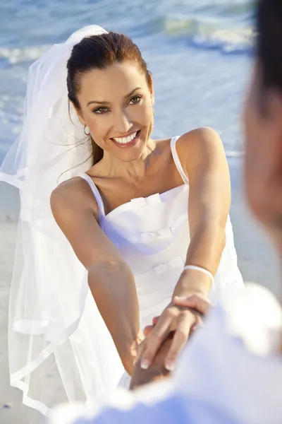 Evli çift Beach Düğünde gelin ve damat — Stok fotoğraf