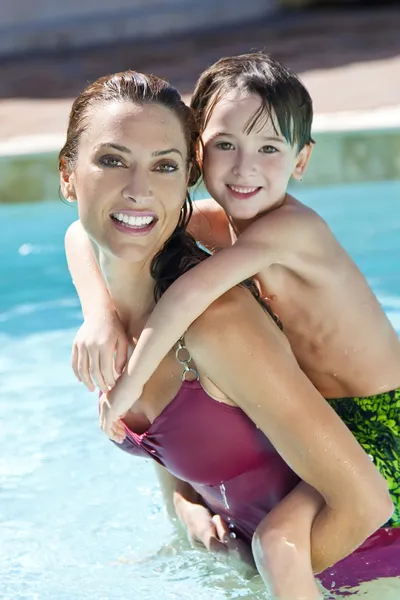 Matka z synem na jej barkach w basenie — Zdjęcie stockowe