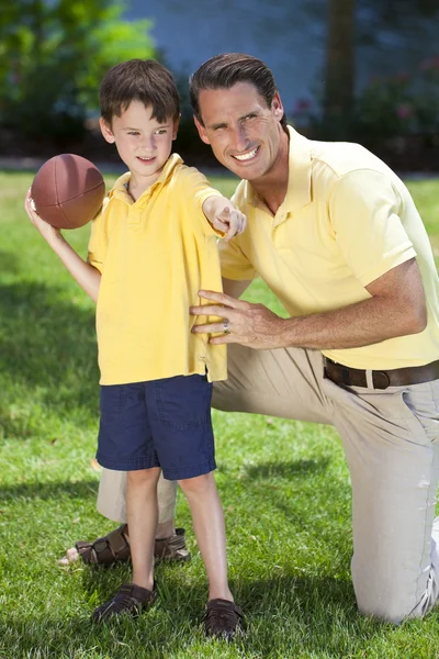 Otec učí svého syna hrát americký fotbal — Stock fotografie