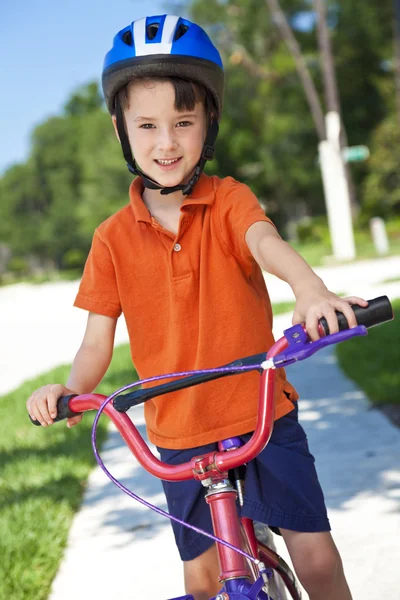 Ung pojke barn cykling på sin cykel — Stockfoto