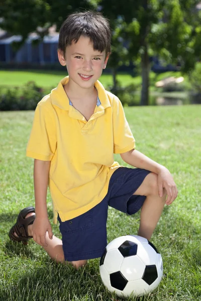 Joven chico fuera jugando con fútbol o pelota de fútbol —  Fotos de Stock