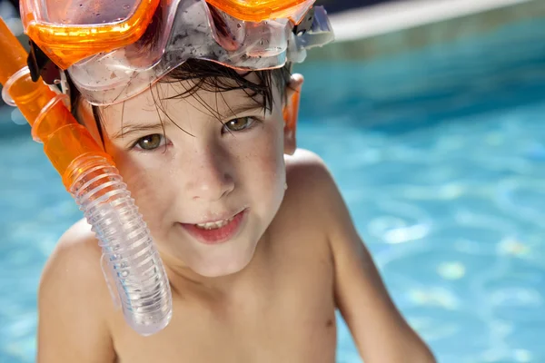 Happy boy v bazénu s brýle a šnorchl — Stock fotografie